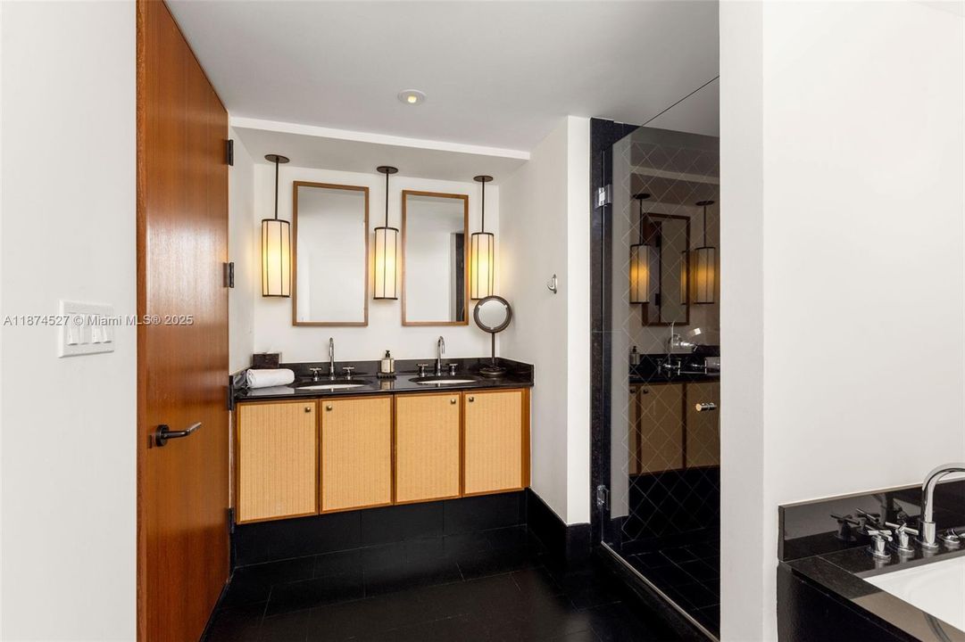 Recently Sold: $2,750,000 (2 beds, 2 baths, 1213 Square Feet)