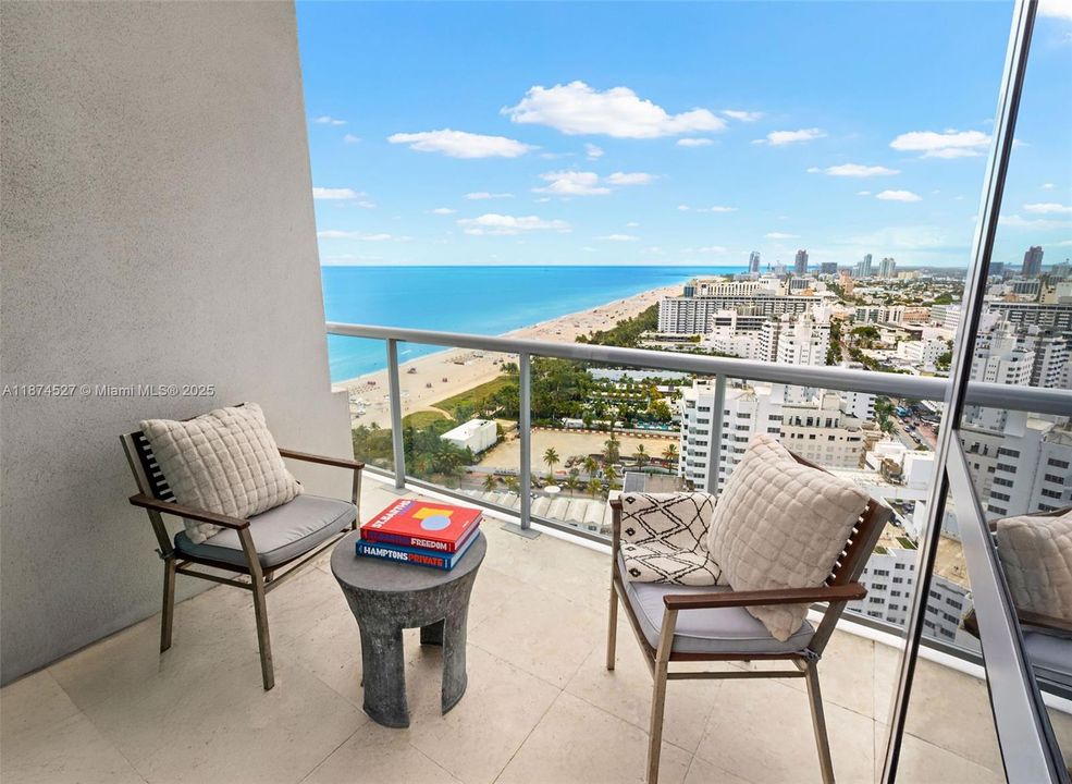 Recently Sold: $2,750,000 (2 beds, 2 baths, 1213 Square Feet)