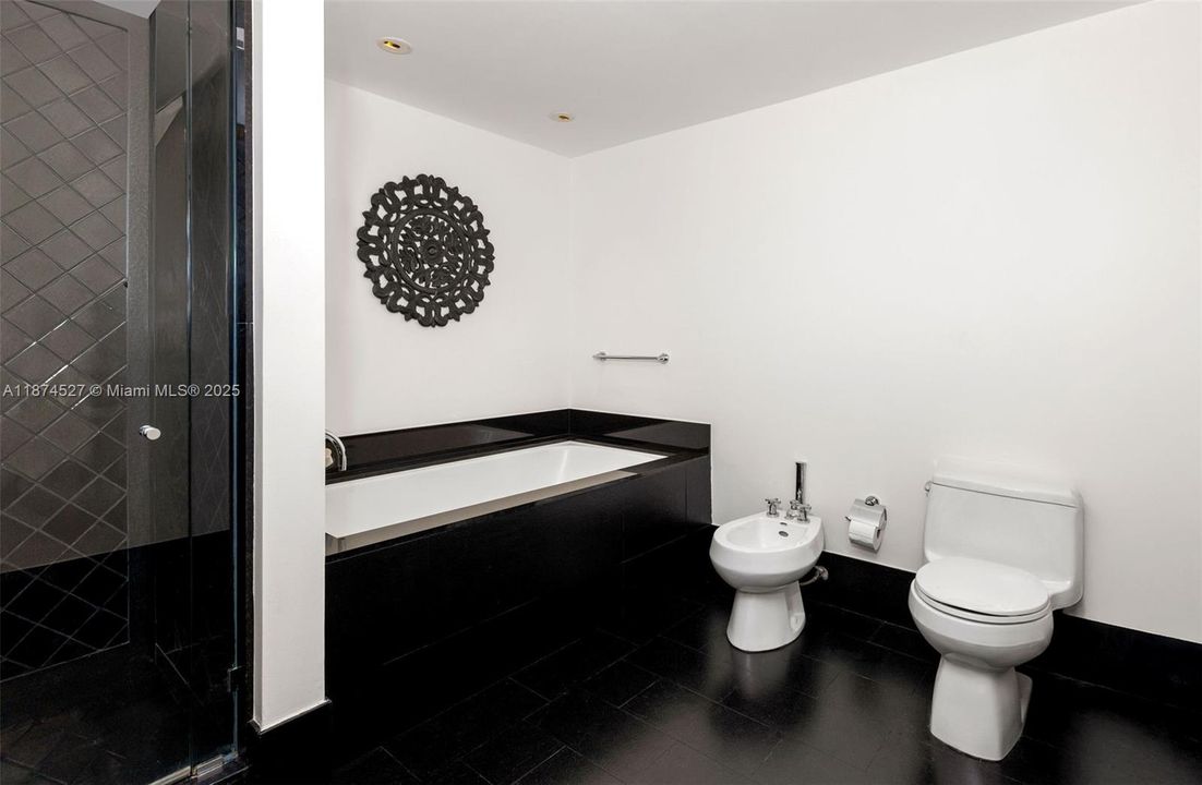 Recently Sold: $2,750,000 (2 beds, 2 baths, 1213 Square Feet)