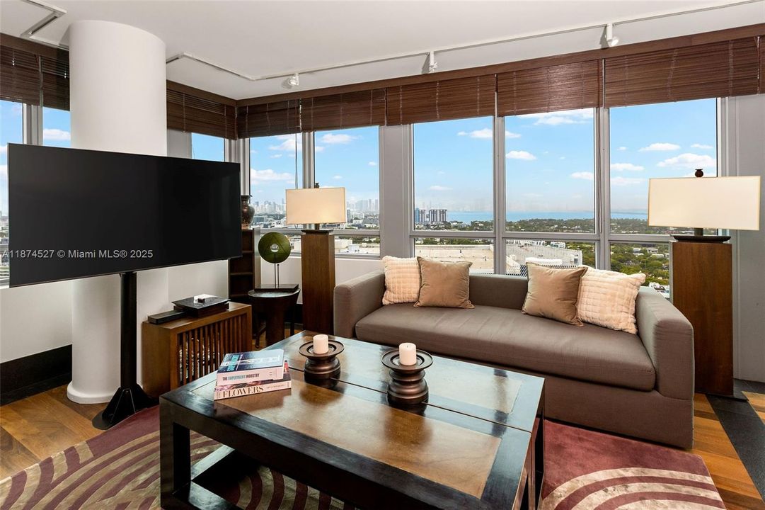 Recently Sold: $2,750,000 (2 beds, 2 baths, 1213 Square Feet)