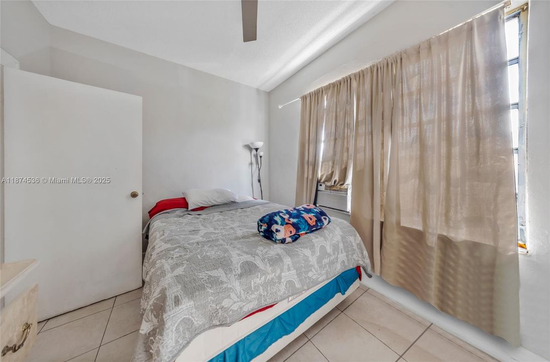 Под контрактом: $1,500,000 (0 спален, 0 ванн, 0 Квадратных фут)