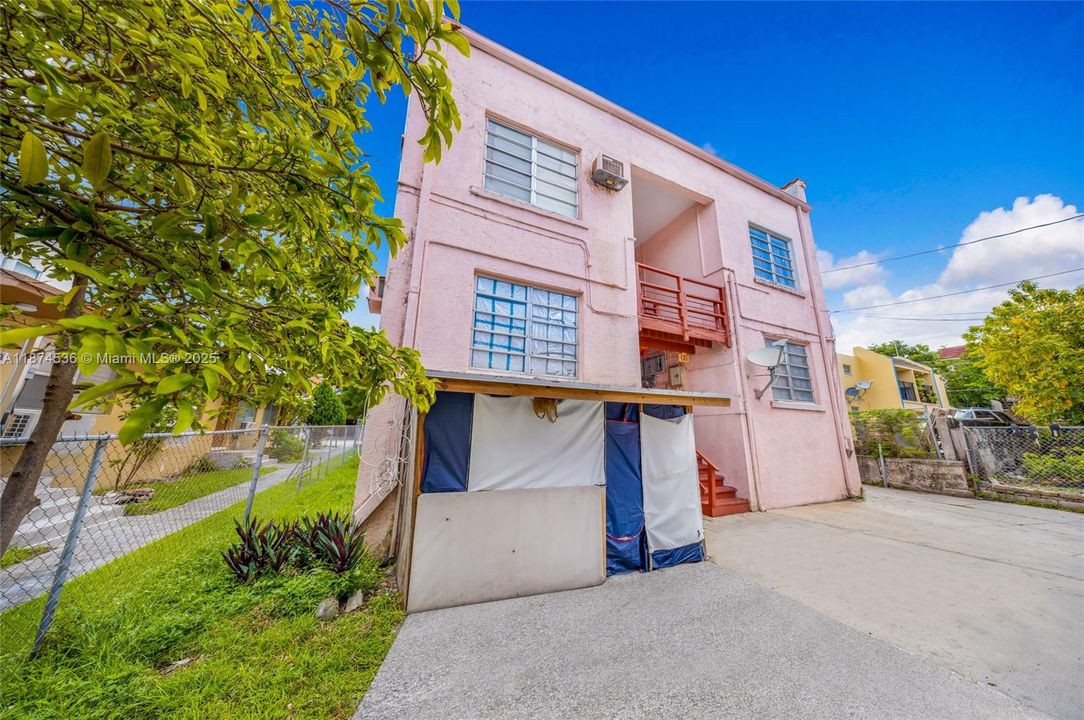 Под контрактом: $1,500,000 (0 спален, 0 ванн, 0 Квадратных фут)