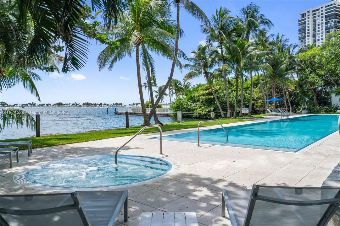 待售: $1,000,000 (2 贝兹, 2 浴室, 1304 平方英尺)