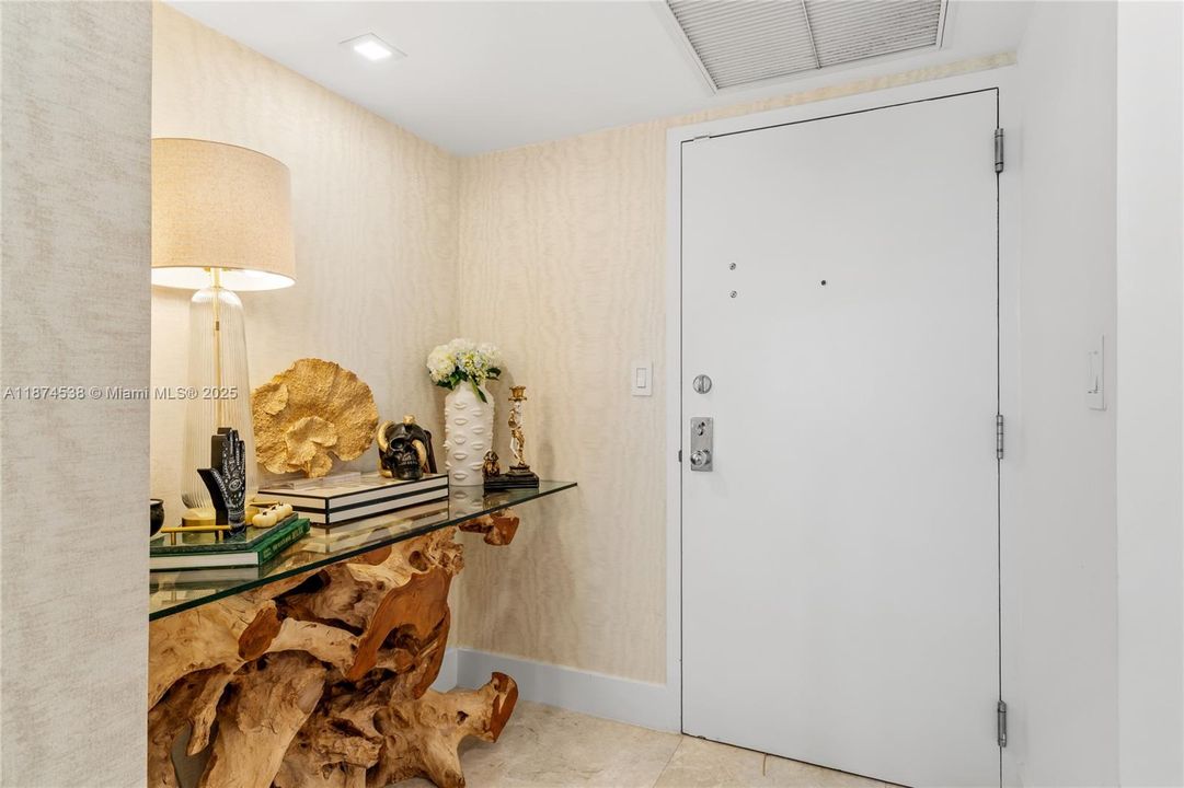 待售: $1,000,000 (2 贝兹, 2 浴室, 1304 平方英尺)