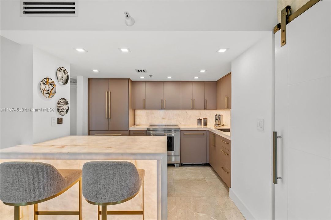 待售: $1,000,000 (2 贝兹, 2 浴室, 1304 平方英尺)