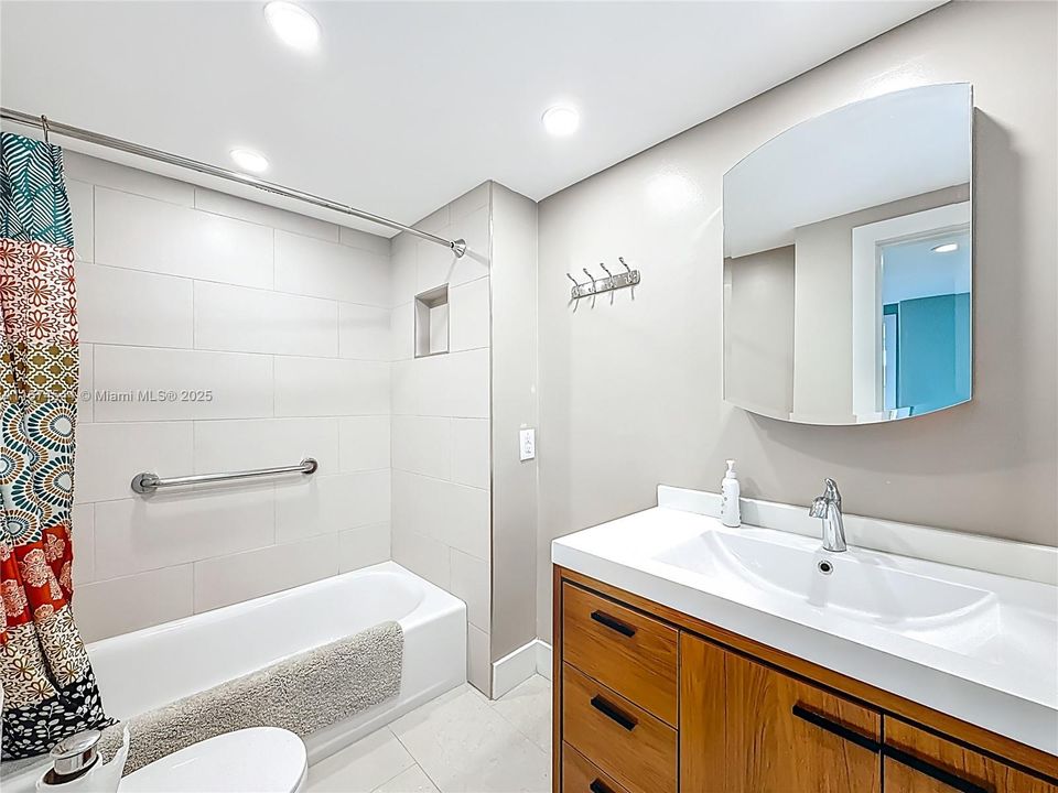 Recientemente alquilado: $2,550 (2 camas, 2 baños, 1150 Pies cuadrados)