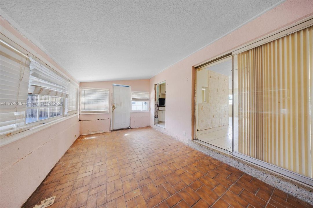 Recently Sold: $399,950 (4 beds, 2 baths, 1496 Square Feet)