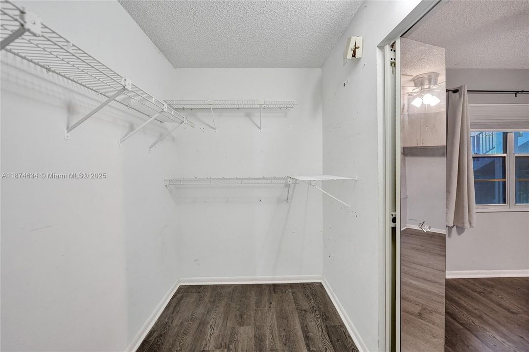 LARGE WALK-IN CLOSET