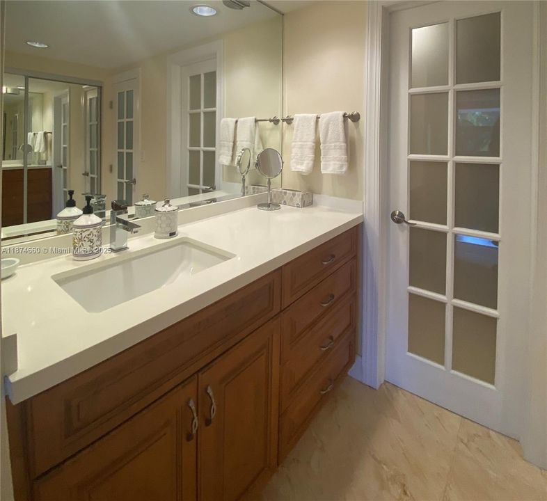 For Sale: $1,075,000 (2 beds, 2 baths, 1260 Square Feet)