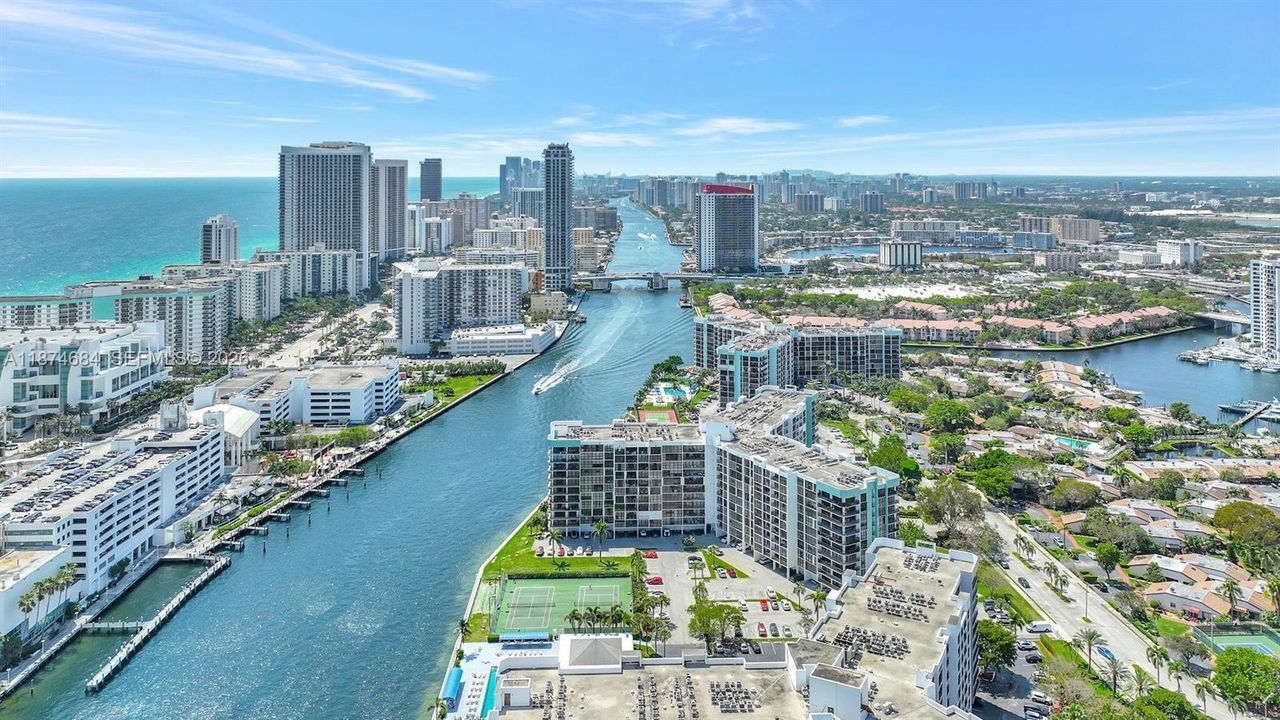 待售: $188,900 (1 贝兹, 1 浴室, 915 平方英尺)