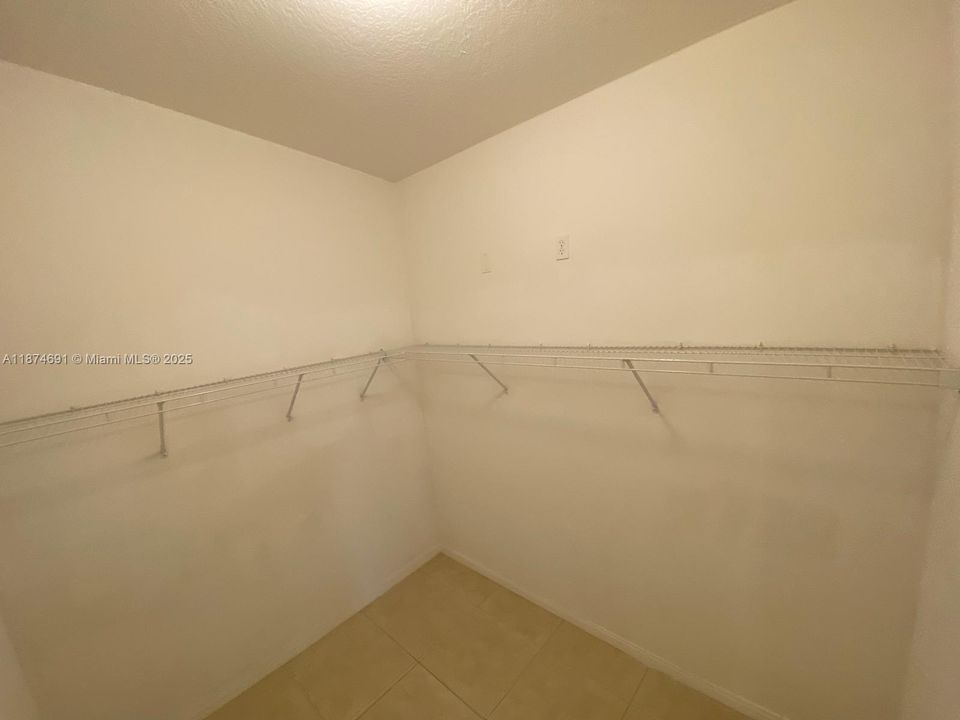 For Rent: $2,500 (3 beds, 2 baths, 1749 Square Feet)