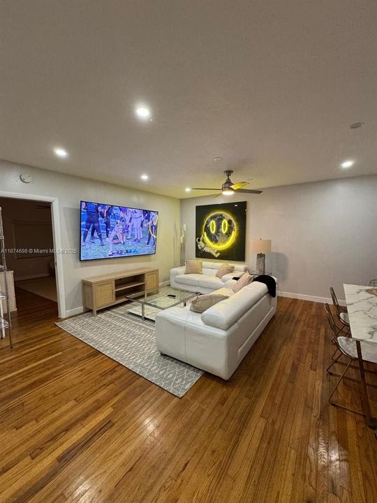 For Sale: $379,000 (1 beds, 1 baths, 600 Square Feet)