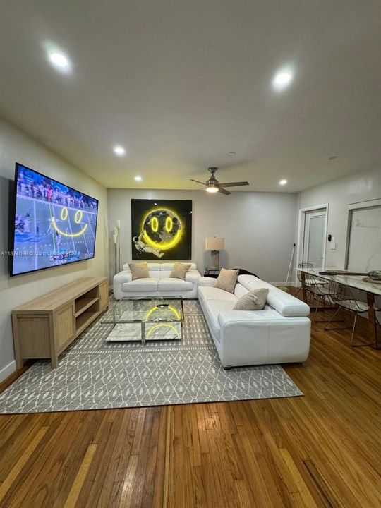 For Sale: $379,000 (1 beds, 1 baths, 600 Square Feet)