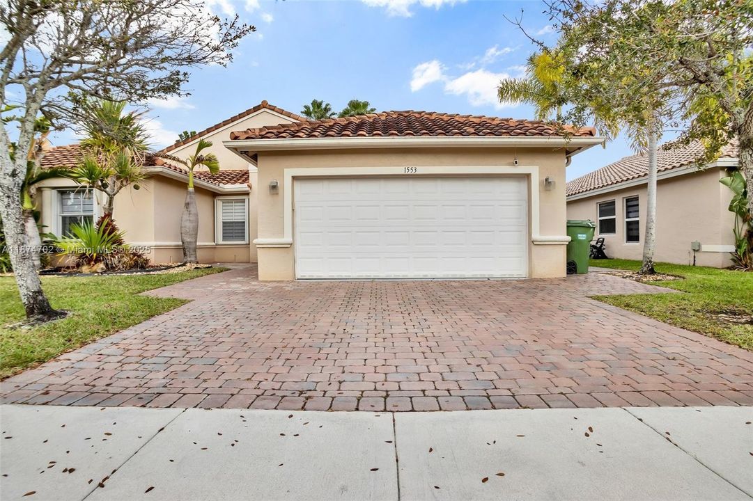 Под контрактом: $5,500 (4 спален, 3 ванн, 2350 Квадратных фут)