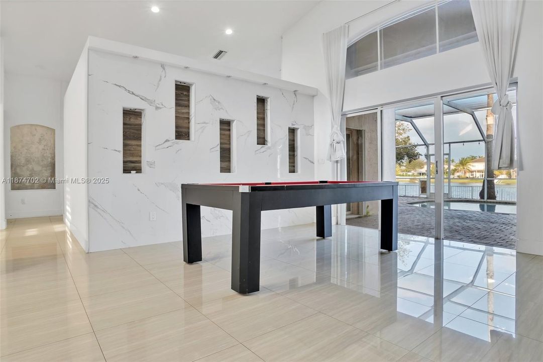 Под контрактом: $5,500 (4 спален, 3 ванн, 2350 Квадратных фут)