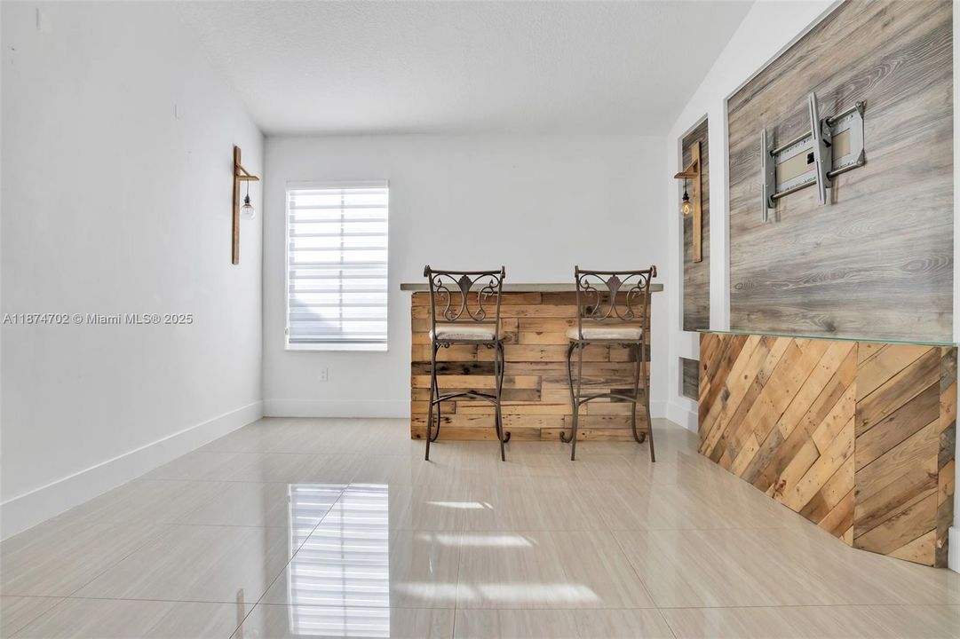 Под контрактом: $5,500 (4 спален, 3 ванн, 2350 Квадратных фут)