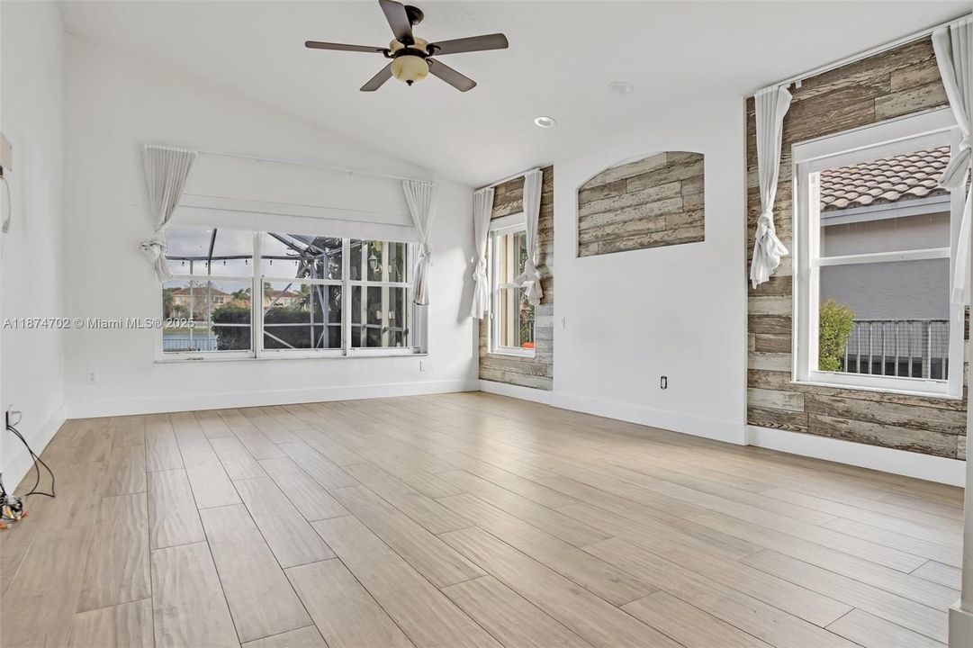 Под контрактом: $5,500 (4 спален, 3 ванн, 2350 Квадратных фут)