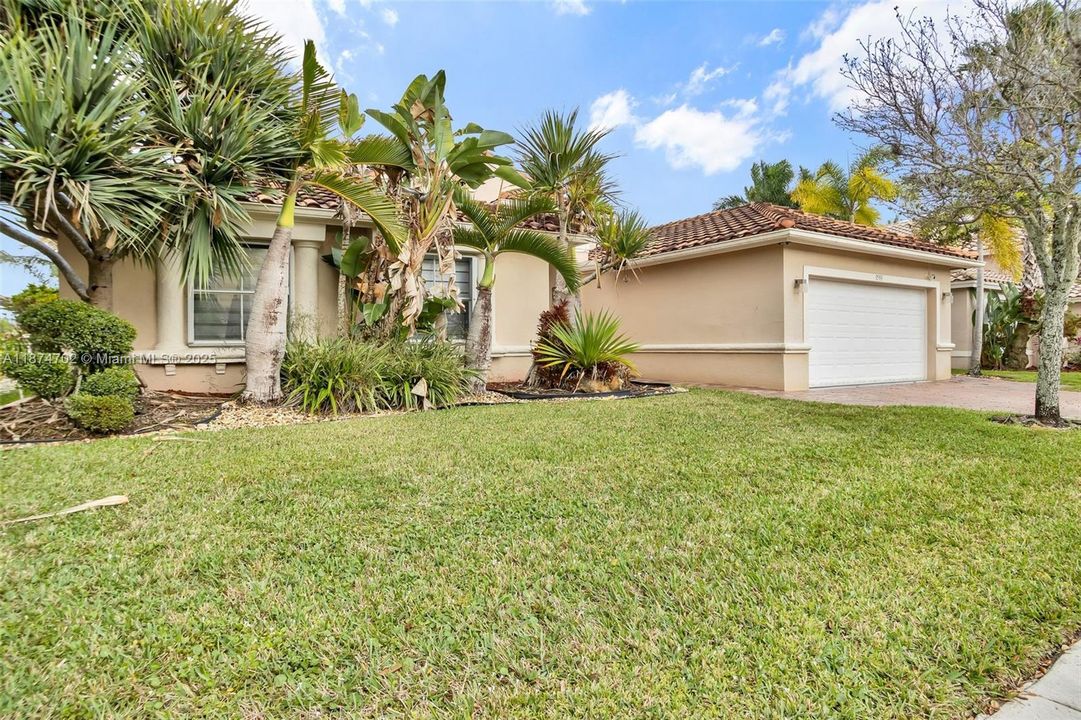 Под контрактом: $5,500 (4 спален, 3 ванн, 2350 Квадратных фут)