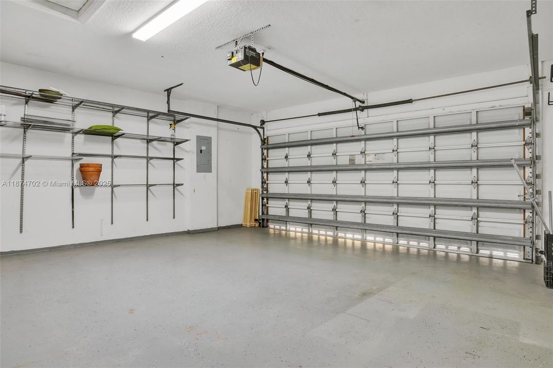 Под контрактом: $5,500 (4 спален, 3 ванн, 2350 Квадратных фут)