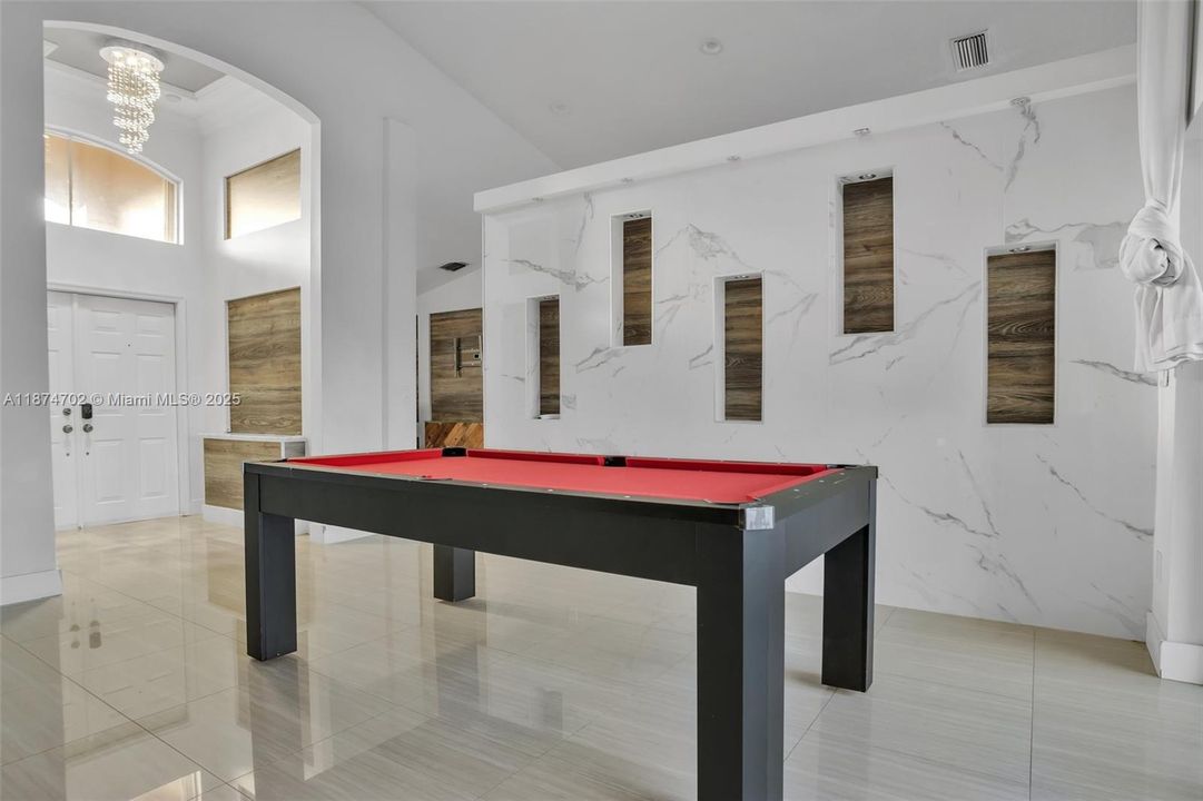 Под контрактом: $5,500 (4 спален, 3 ванн, 2350 Квадратных фут)