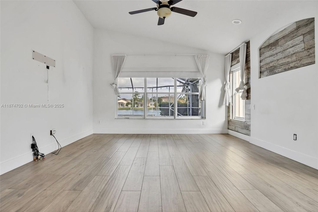 Под контрактом: $5,500 (4 спален, 3 ванн, 2350 Квадратных фут)