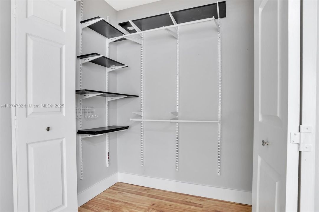 Под контрактом: $5,500 (4 спален, 3 ванн, 2350 Квадратных фут)