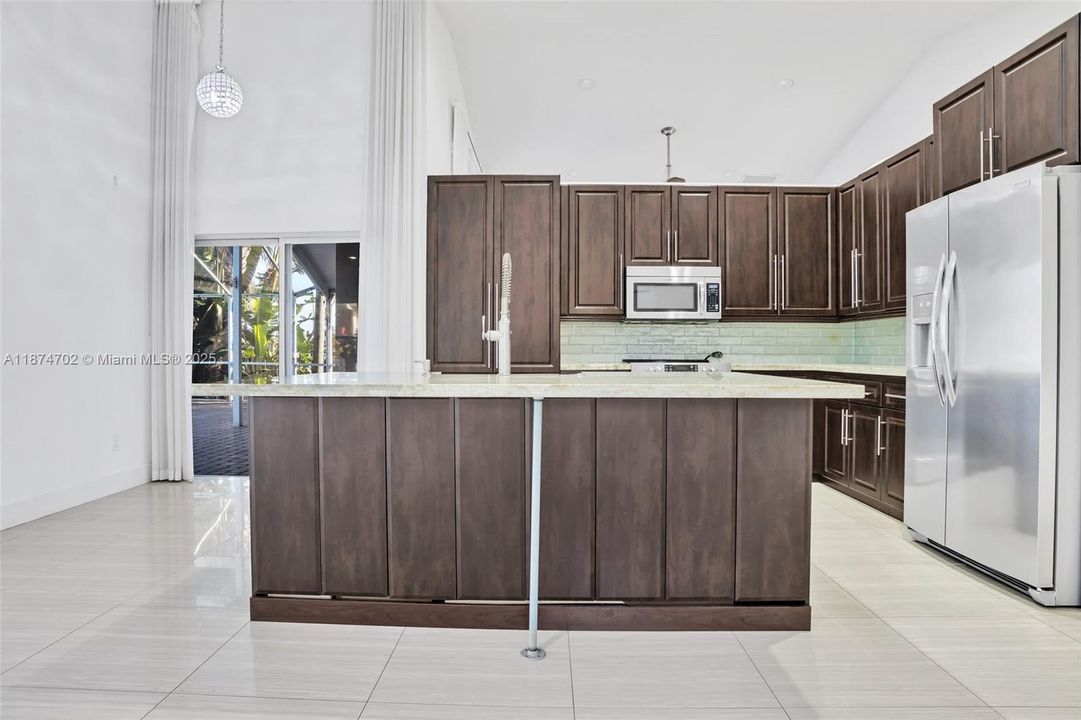 Под контрактом: $5,500 (4 спален, 3 ванн, 2350 Квадратных фут)