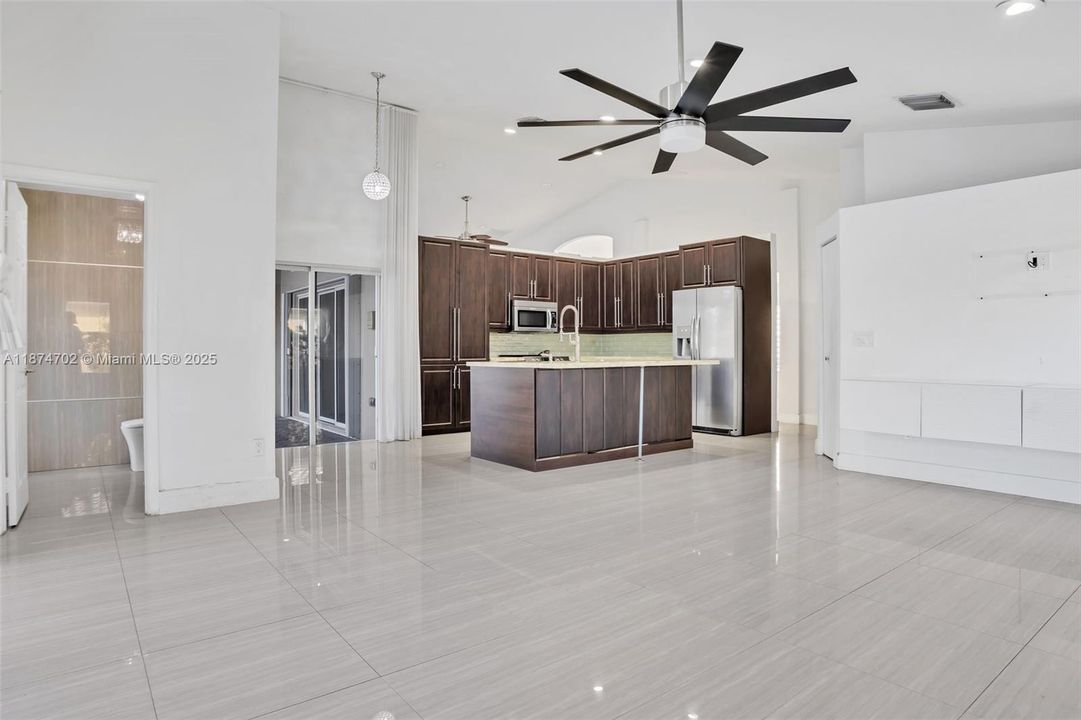 Под контрактом: $5,500 (4 спален, 3 ванн, 2350 Квадратных фут)