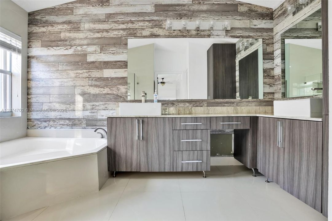 Под контрактом: $5,500 (4 спален, 3 ванн, 2350 Квадратных фут)