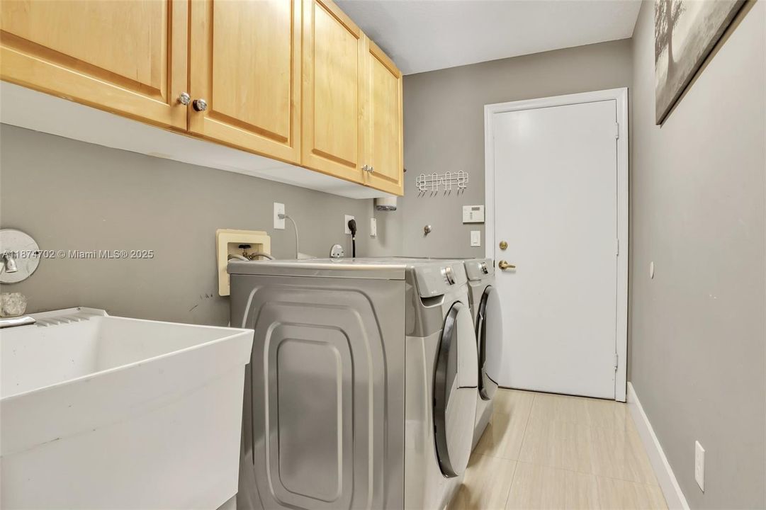 Под контрактом: $5,500 (4 спален, 3 ванн, 2350 Квадратных фут)