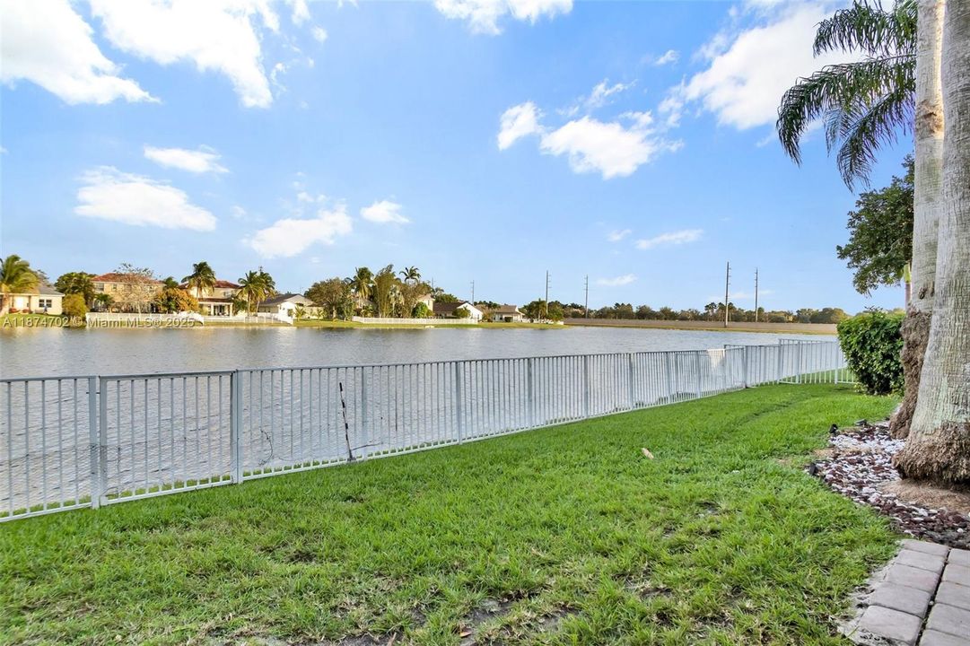 Под контрактом: $5,500 (4 спален, 3 ванн, 2350 Квадратных фут)