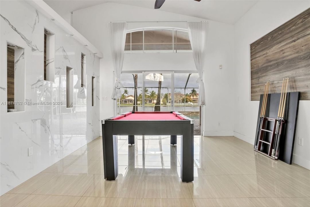 Под контрактом: $5,500 (4 спален, 3 ванн, 2350 Квадратных фут)