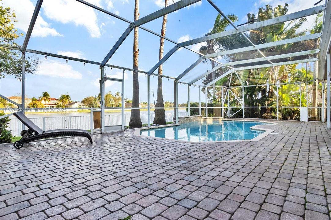 Под контрактом: $5,500 (4 спален, 3 ванн, 2350 Квадратных фут)