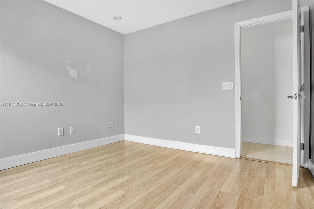 Под контрактом: $5,500 (4 спален, 3 ванн, 2350 Квадратных фут)