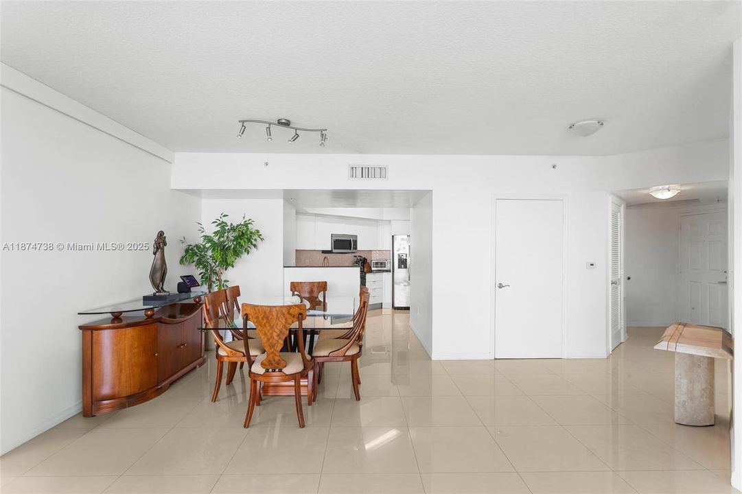 待售: $1,440,000 (2 贝兹, 2 浴室, 1602 平方英尺)