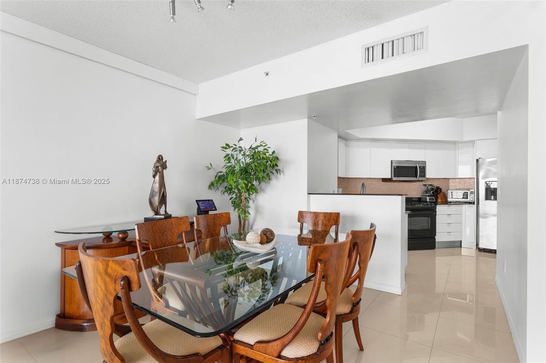 待售: $1,440,000 (2 贝兹, 2 浴室, 1602 平方英尺)