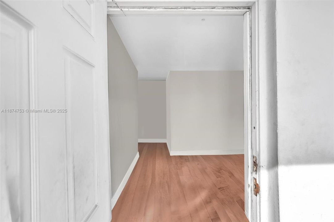 For Sale: $115,000 (1 beds, 1 baths, 730 Square Feet)