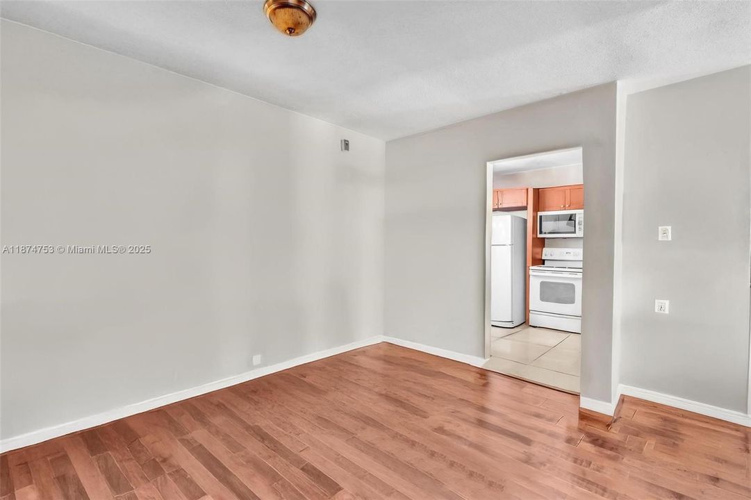 For Sale: $115,000 (1 beds, 1 baths, 730 Square Feet)