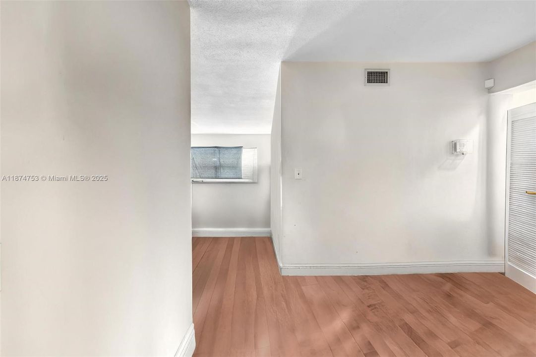 For Sale: $115,000 (1 beds, 1 baths, 730 Square Feet)