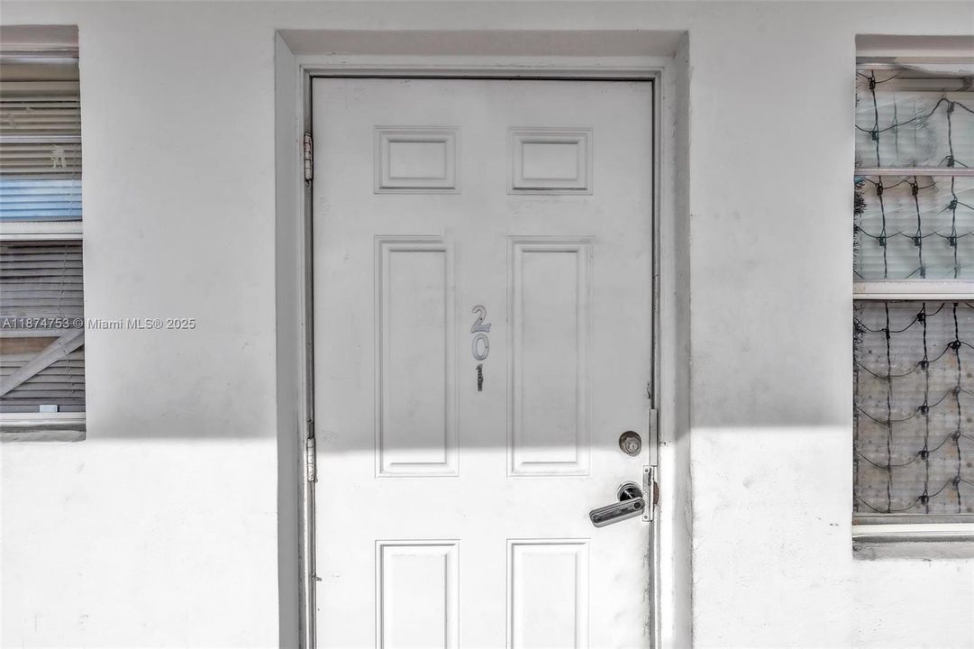 For Sale: $115,000 (1 beds, 1 baths, 730 Square Feet)