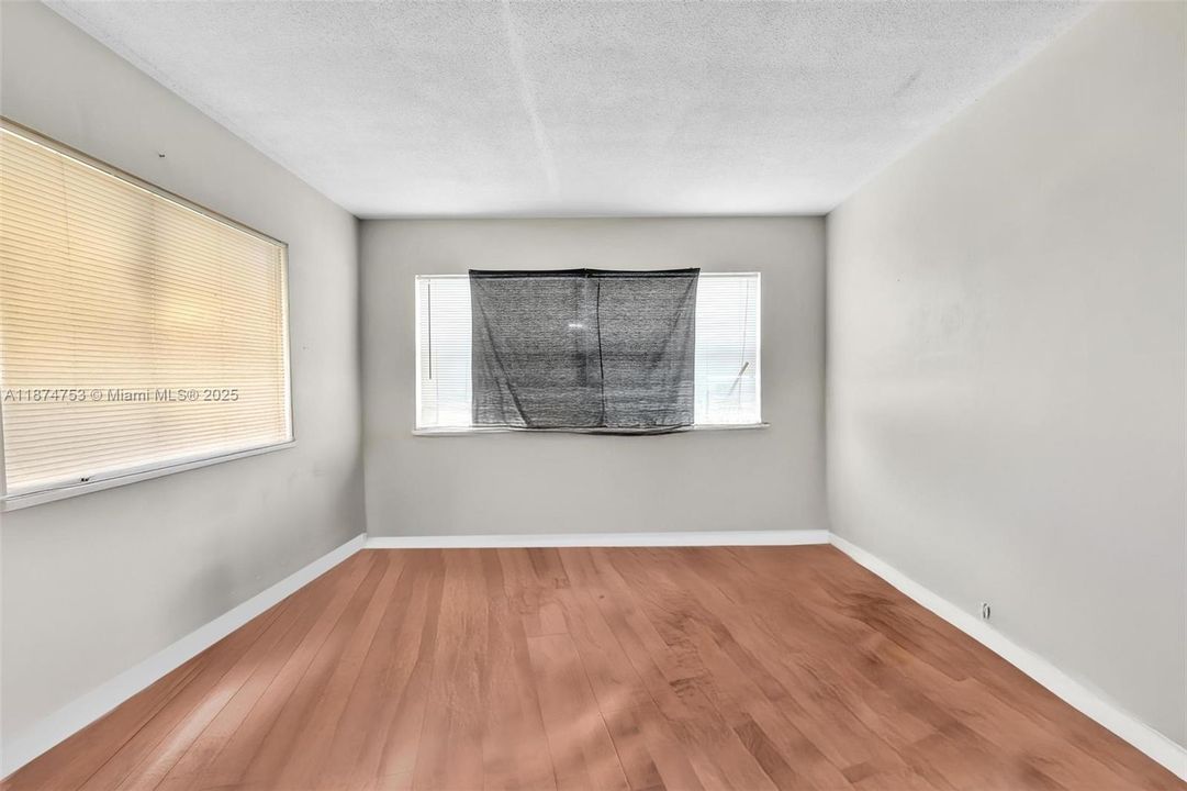 For Sale: $115,000 (1 beds, 1 baths, 730 Square Feet)