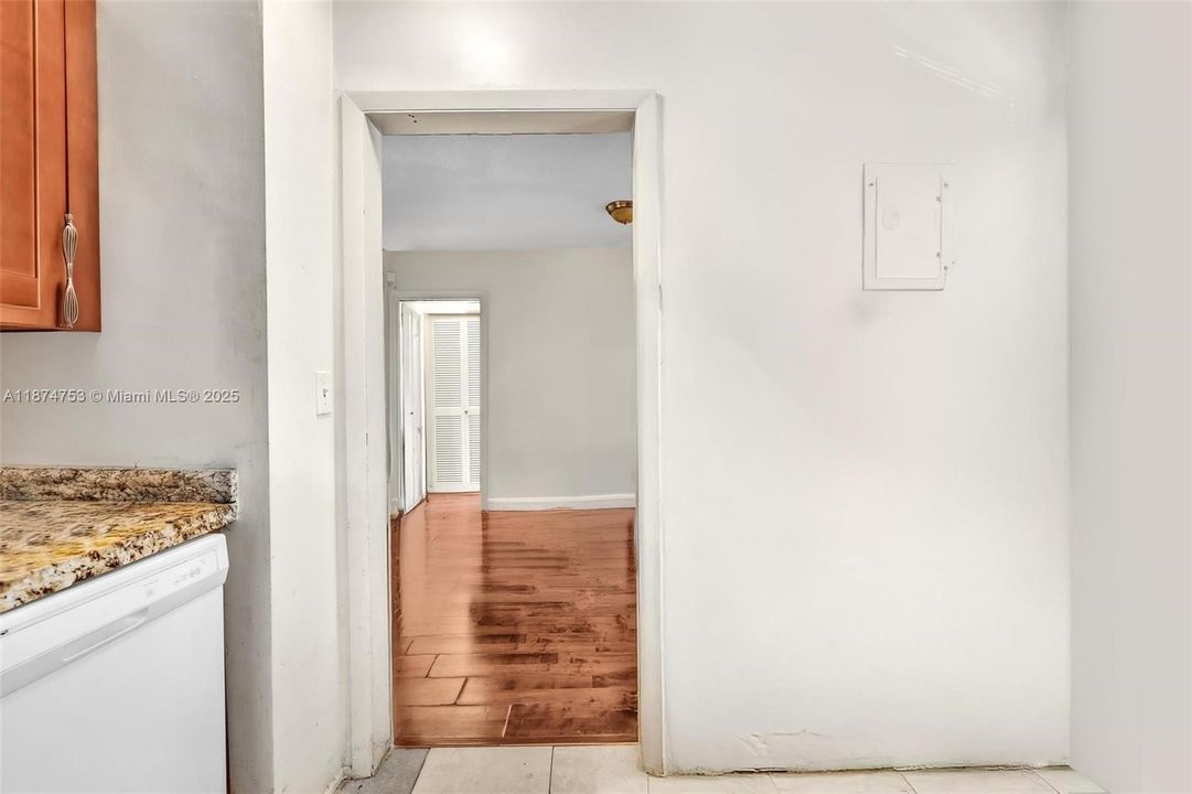 For Sale: $115,000 (1 beds, 1 baths, 730 Square Feet)