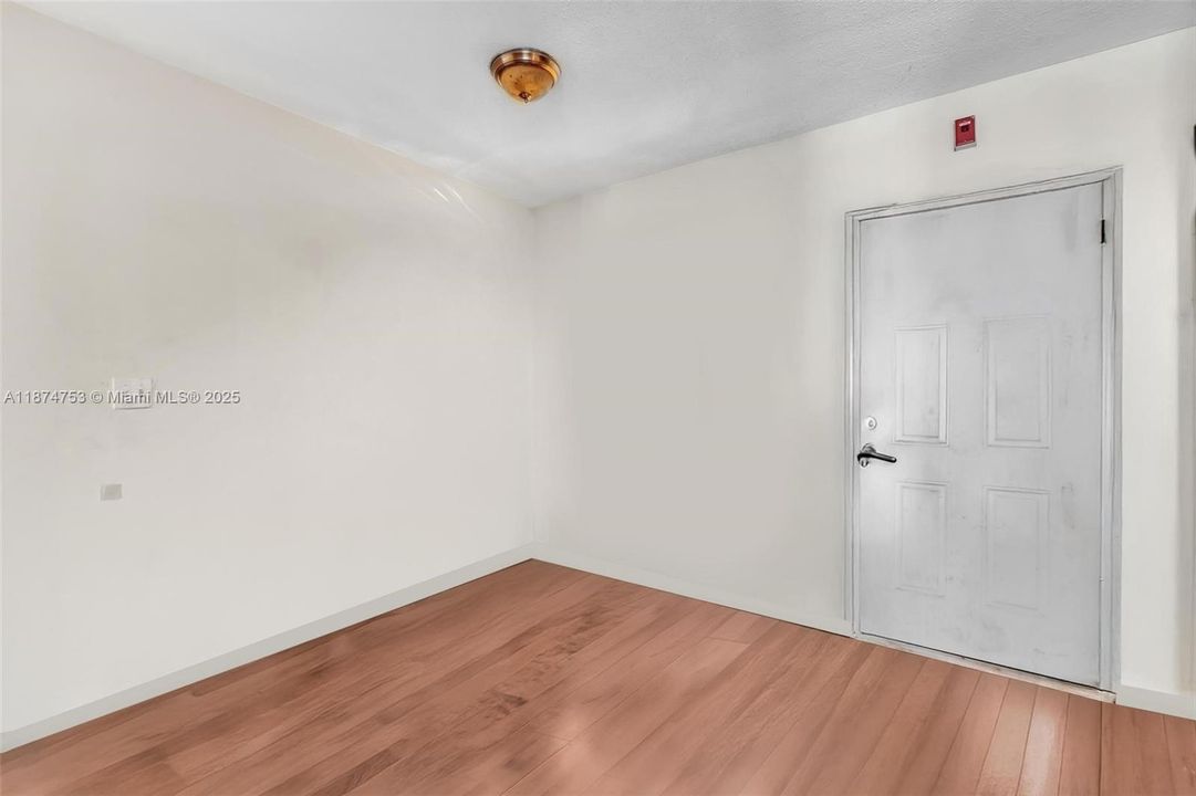 For Sale: $115,000 (1 beds, 1 baths, 730 Square Feet)