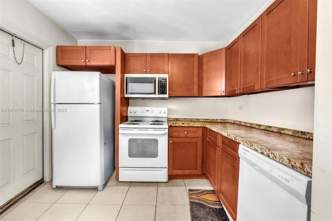 For Sale: $115,000 (1 beds, 1 baths, 730 Square Feet)
