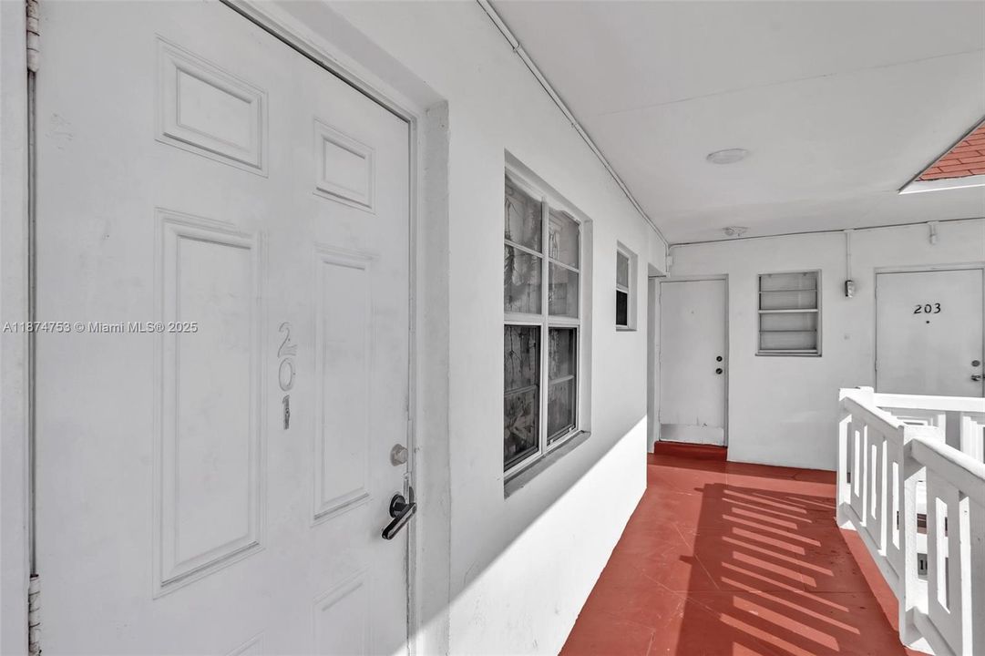 For Sale: $115,000 (1 beds, 1 baths, 730 Square Feet)