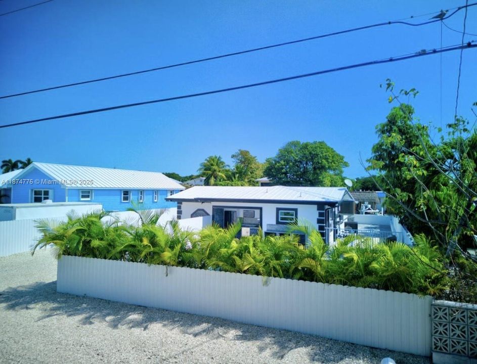 For Sale: $1,450,000 (4 beds, 4 baths, 1517 Square Feet)