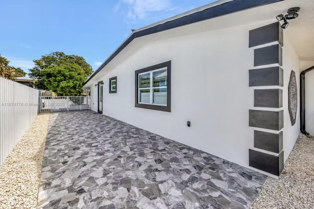 For Sale: $1,450,000 (4 beds, 4 baths, 1517 Square Feet)