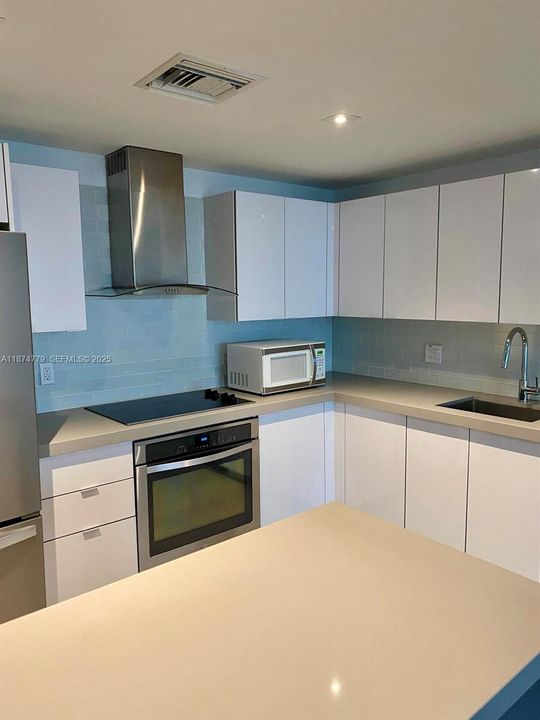 For Sale: $472,000 (1 beds, 1 baths, 865 Square Feet)