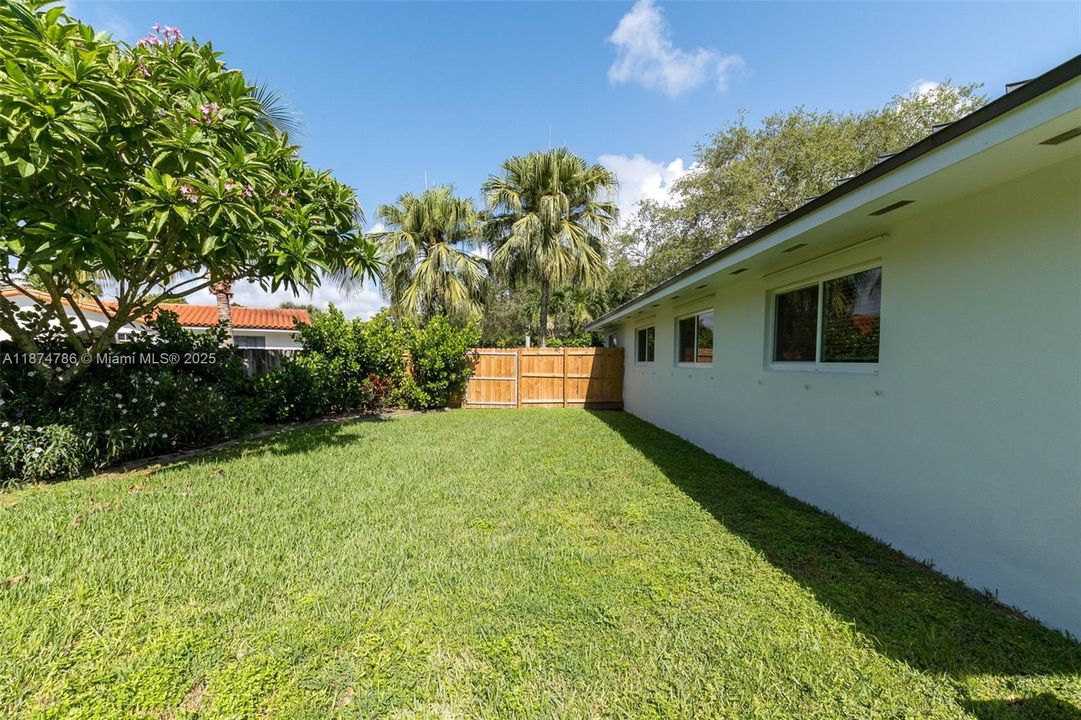 Недавно продано: $1,200,000 (4 спален, 2 ванн, 2089 Квадратных фут)