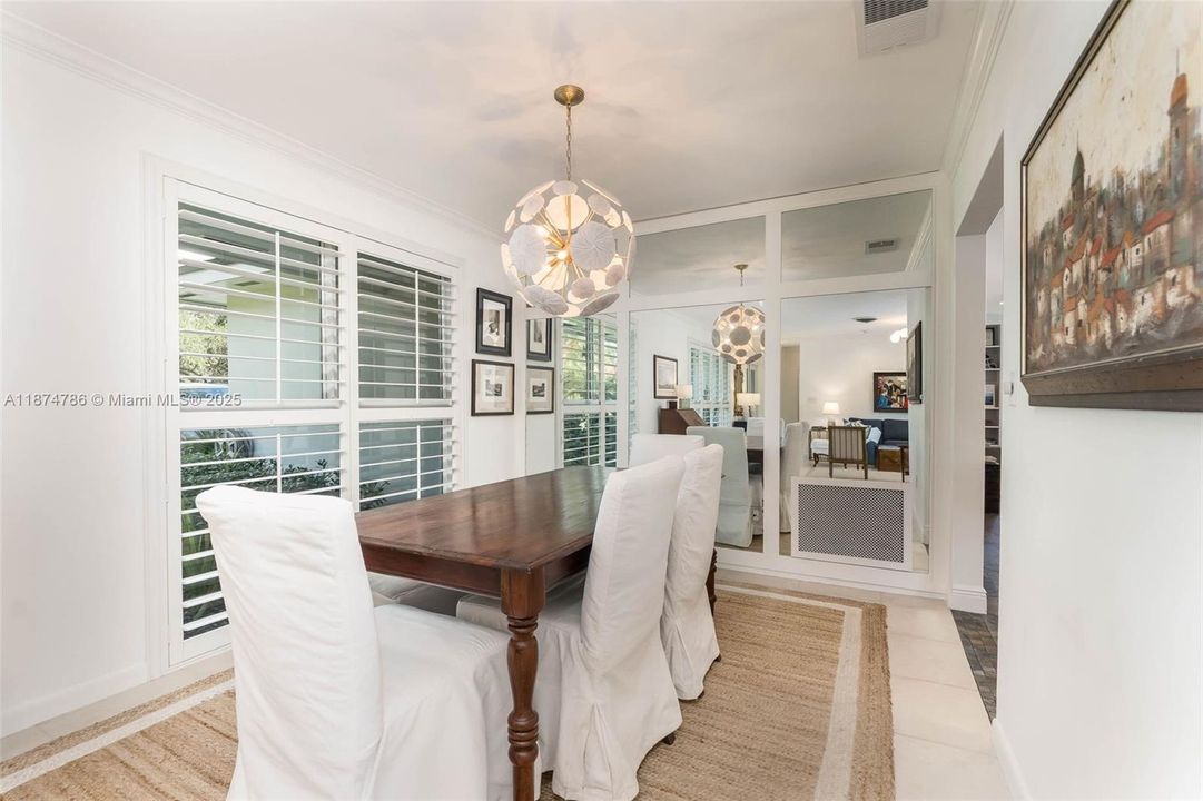 Недавно продано: $1,200,000 (4 спален, 2 ванн, 2089 Квадратных фут)